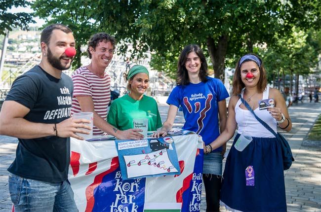 Bilboko Konpartsek eta Etorkintza Elkargoak alkoholaren  kontsumoaren eraginak murrizteko kanpaina aurkeztu dute.