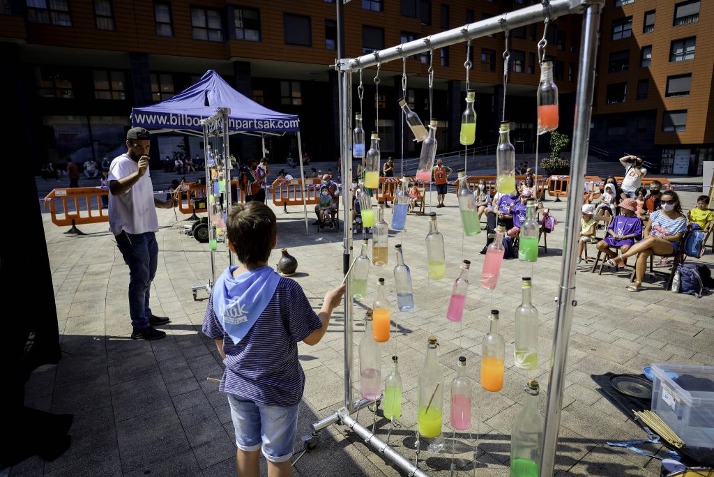 Las jornadas culturales de las comparsas ayudan a devolver la sonrisa a Bilbao